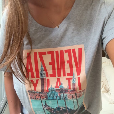 REMERA VENEZIA GRIS MANGA CORTA DE ALGODÓN ESTAMPADA Cuello Redondo