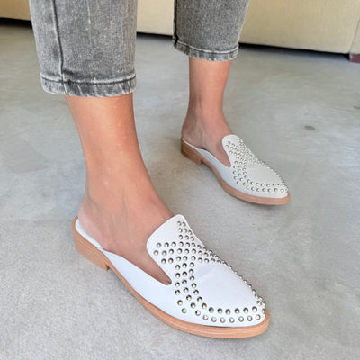 ZUECOS MERI NATURAL SIMIL CUERO Tipo SLIPPERS ROCK con DETALLE de TACHAS