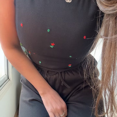 REMERA MUSCULOSA BORDADA CRETA NEGRO ELASTIZADA
