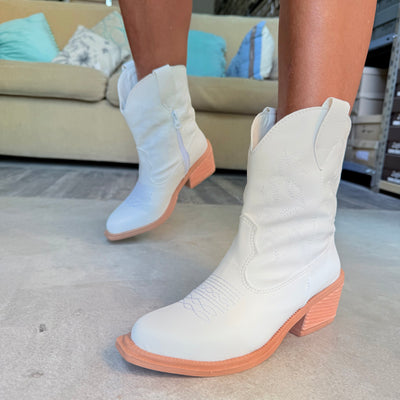 BOTAS TEXANAS BLANCAS MEDIA CAÑA BORDADA PUNTA FINA Mod.TULLY