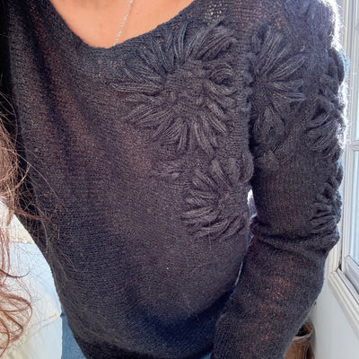 SWEATER PUNA TEJIDO NEGRO EN LANA MOHAIR con FLORES