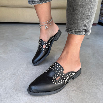 ZUECOS MACHIT NEGRO SIMIL CUERO Tipo SLIPPERS ROCK con DETALLE de TACHAS Y HEBILLA