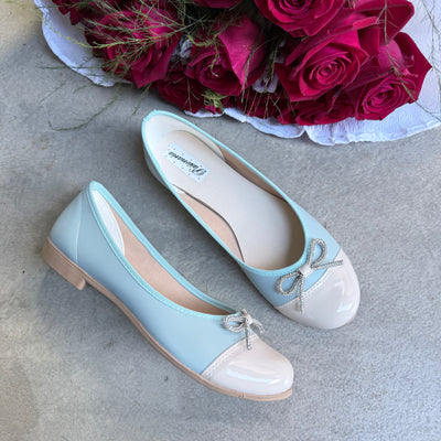 CHATITAS BALLERINA OFELIA CELESTE PU PUNTA REDONDA CHAROL BEIGE Detalle CORDÓN