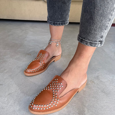 ZUECOS MERI SUELA SIMIL CUERO Tipo SLIPPERS ROCK con DETALLE de TACHAS
