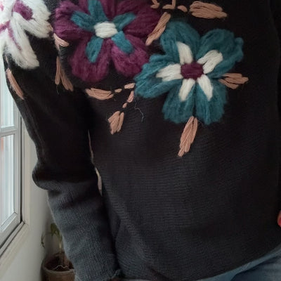 SWEATER UVILLA NEGRO TEJIDO EN LANA MOHAIR con FLORES PETRÓLEO, BORDO, BLANCO  BORDADAS A MANO
