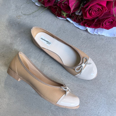CHATITAS BALLERINA OFELIA TERRA PU PUNTA REDONDA CHAROL BEIGE Detalle CORDÓN