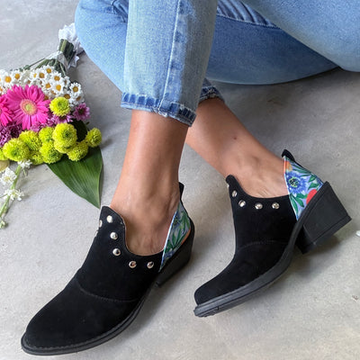 CHARRITOS ARYA GAMUZADO NEGRO SINTÉTICO con TACHAS y TALÓN ESTAMPADO MBURUCUYÁ