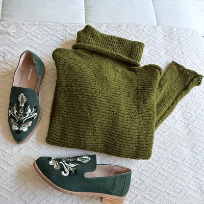 OUTFITS SWEATER POLERA GRANADINA VERDE MUSGO TEJIDO EN LANA MOHAIR más ZAPATOS MOCASINES BAJOS PATI VERDE OSCURO GAMUZA BORDADA