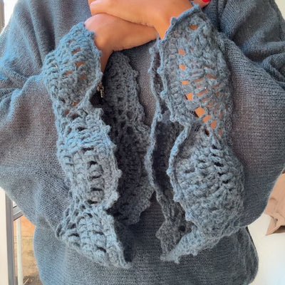SWEATER MONARCA AZUL TEJIDO EN LANA MOHAIR con MANGAS CROCHET