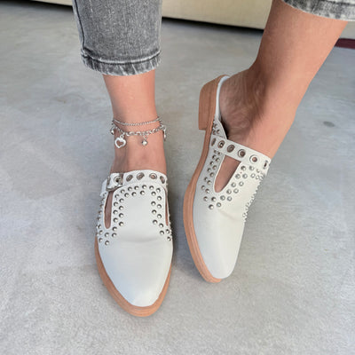 ZUECOS MACHI HUESO SIMIL CUERO Tipo SLIPPERS ROCK con DETALLE de OJALILLOS Y HEBILLA