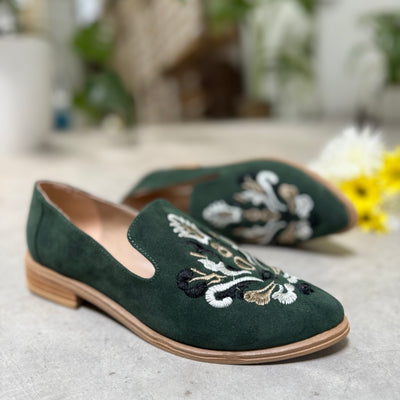 ZAPATOS MOCASINES BAJOS PATI VERDE OSCURO GAMUZA BORDADA