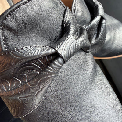 ZUECOS SABRINA NEGRO ECOCUERO P.U. MOÑO TEXTURADO FLORES Tipo SLIPPERS