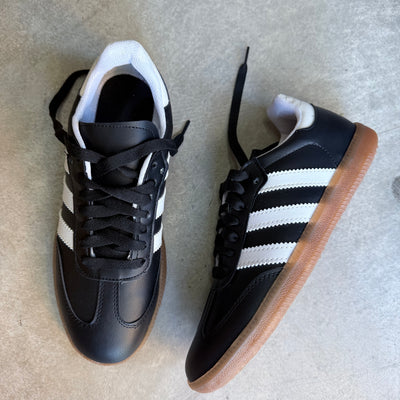 ZAPATILLAS PAMPA NEGRO 3 TIRAS BLANCO ACORDONADA PUNTA PU