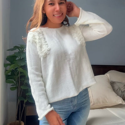 SWEATER JABUTICABA NATURAL TEJIDO EN LANA MOHAIR con FLORES BORDADAS A MANO