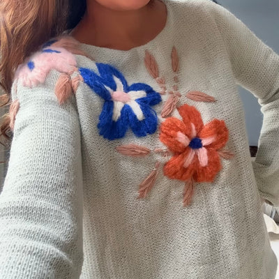 SWEATER UVILLA GRIS TEJIDO EN LANA MOHAIR con FLORES SUELA, AZUL, ROSA BORDADAS A MANO