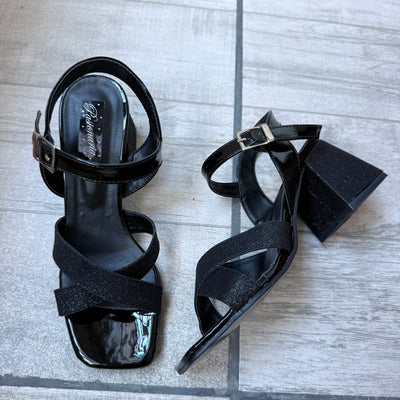 SANDALIAS AMARAL con FAJAS CRUZADAS TACO CUADRADO y PULSERA  (NEGRO RAFIA CHAROL)