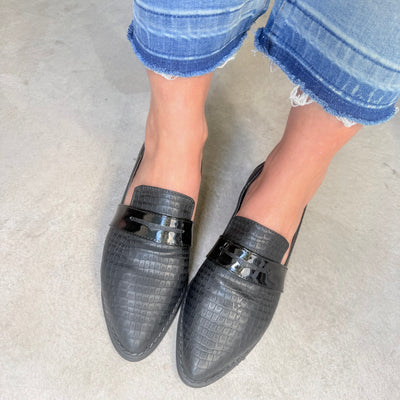 ZAPATOS MOCASINES CHATITAS IORIS NACARADO CROCO NEGRO VINCHA  Y TALONERA NEGRO