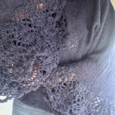 SWEATER MONARCA AZUL OSCURO TEJIDO EN LANA MOHAIR con MANGAS CROCHET