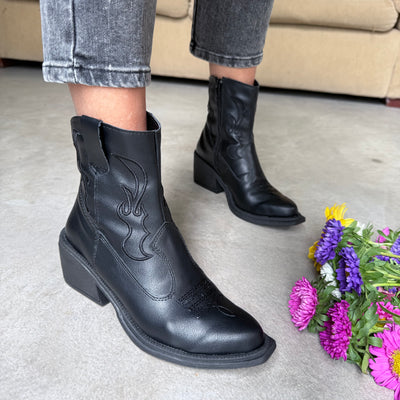 BOTAS TEXANAS MYRA NEGRO BORDADA PUNTA FINA CIERRE LATERAL NEGRO