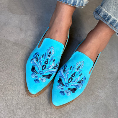 ZAPATOS MOCASINES BAJOS PATI TURQUESA GAMUZA BORDADA