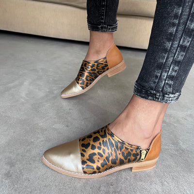 IMPERFECTAMENTE BELLOS ZAPATO CHATITAS AMANDA LEOPARDO COMBINADO CON ORO Y SUELA CON CIERRE LATERAL