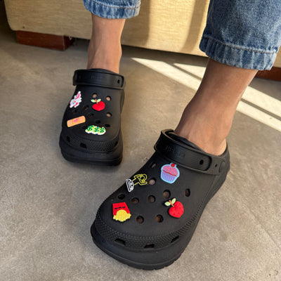 SANDALIA CROCK PINS LARA NEGRO BASE GONDOLA de Goma