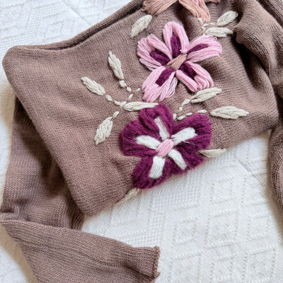 SWEATER UVILLA VISON TEJIDO EN LANA MOHAIR con FLORES BORDO, ROSA, BEIGE BORDADAS A MANO