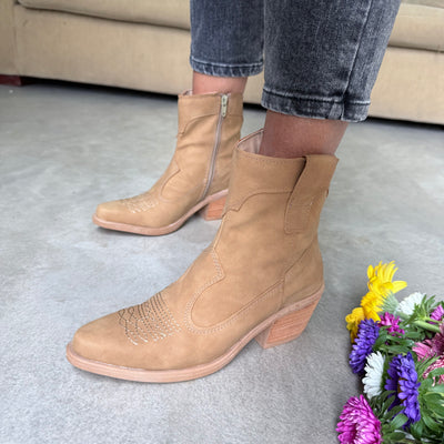 BOTAS TEXANAS TESS CAMEL BORDADA PUNTA FINA CIERRE LATERAL