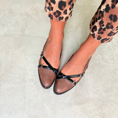 ZUECOS PILAR CHOCOLATE con 2 TIRAS CRUZADAS en NEGRO con HEBILLAS - LINEA LUXURY