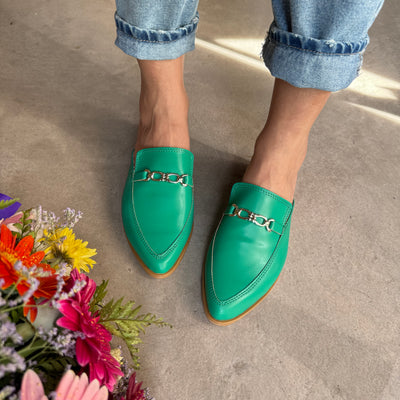 ZUECOS ANTONIETA VERDE ESMERALDA SIMIL CUERO Tipo SLIPPERS con DETALLE de CADENA