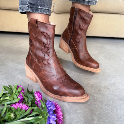 BOTAS TEXANAS MYRA CHOCOLATE BORDADA PUNTA FINA CIERRE LATERAL CHOCOLATE