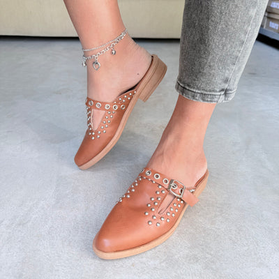 ZUECOS MACHI SUELA SIMIL CUERO Tipo SLIPPERS ROCK con DETALLE de OJALILLOS Y HEBILLA