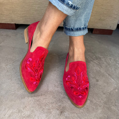 ZAPATOS MOCASINES BAJOS PATI ROJO GAMUZA BORDADA