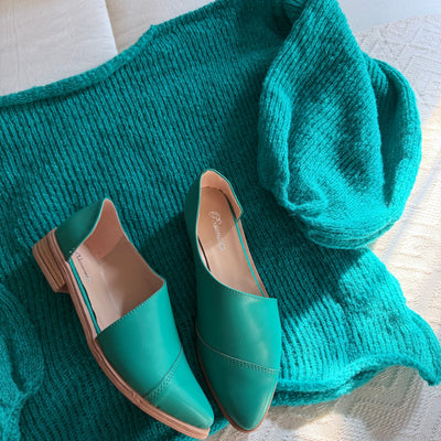 OUTFITS SWEATER MANGA GLOBO SACO VERDE ESMERALDA TEJIDO EN LANA MOHAIR más CHATITAS PUNTA FINA ANDY VERDE BENETTON Escotado