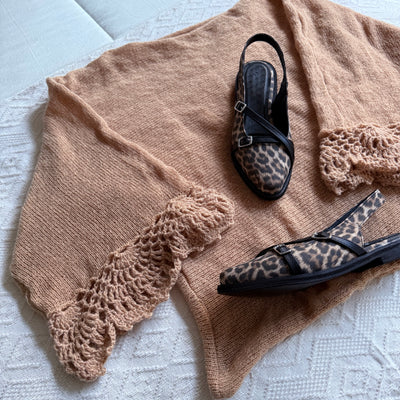 OUTFITS SWEATER MONARCA BEIGE TEJIDO EN LANA MOHAIR con MANGAS CROCHET más ZUECOS PILAR A. PRINT LEOPARDO con 2 TIRAS CRUZADAS en NEGRO