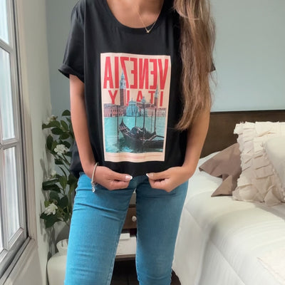 REMERA VENEZIA NEGRO MANGA CORTA DE ALGODÓN ESTAMPADA Cuello Redondo