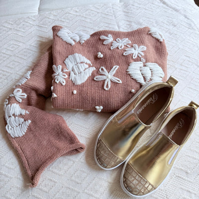 OUTFITS SWEATER AGUAI TEJIDO EN LANA MOHAIR en SUELA con FLORES BORDADAS A MANO más PANCHAS CHATITAS JUANITA ORO CROCO PUNTERA BASE COSIDA CON ELÁSTICO