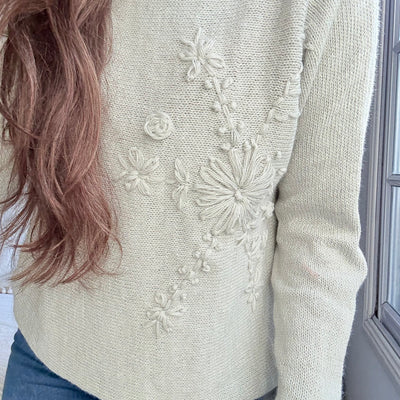 SWEATER ALAMO GRIS PERLAL TEJIDO EN LANA MOHAIR con FLORES BORDADAS A MANO