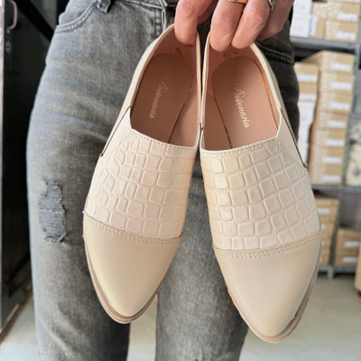 ZAPATOS CHATITAS PIPINA BEIGE PUNTA FINA ECO CUERO