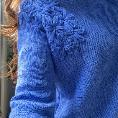 SWEATER JABUTICABA AZUL TEJIDO EN LANA MOHAIR con FLORES BORDADAS A MANO