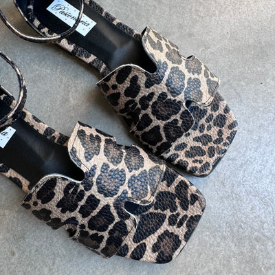 SANDALIAS VIVI ANIMAL PRINT LEOPARDO CORTE H CON PULSERA