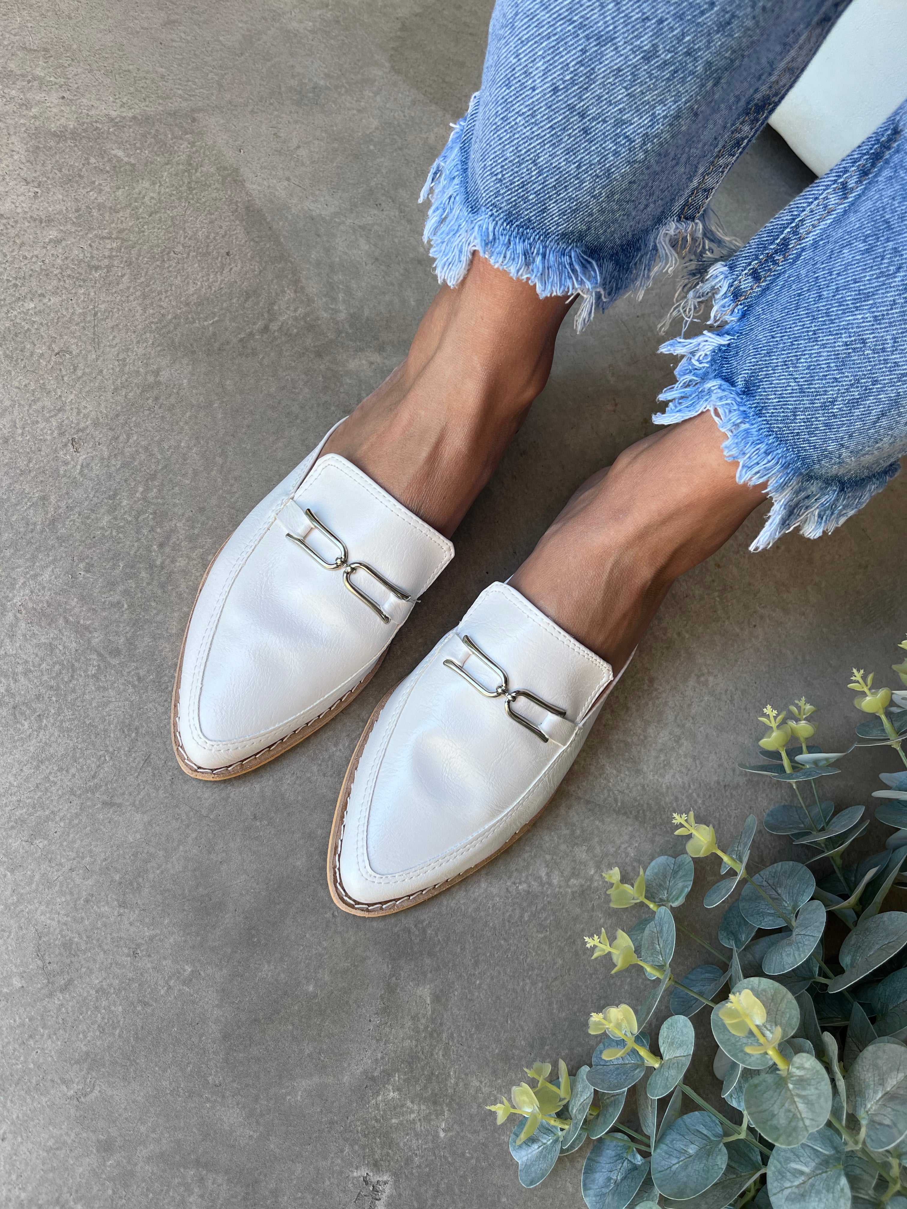 ZUECOS NIEVES BLANCO SIMIL CUERO Tipo SLIPPERS con DETALLE de CADENA