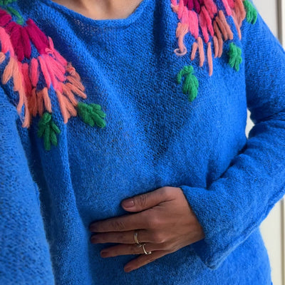 SWEATER PITAYA AZUL TEJIDO EN LANA MOHAIR con FLORES