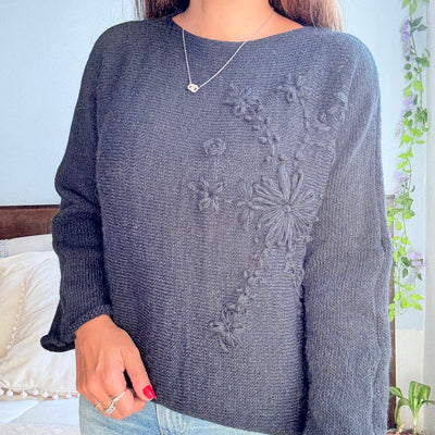 SWEATER ALAMO NEGRO TEJIDO EN LANA MOHAIR con FLORES BORDADAS A MANO