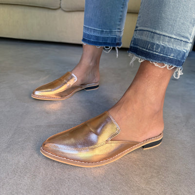 ZUECOS ANTONIETA SIMIL CUERO Tipo SLIPPERS con DETALLE de CADENA