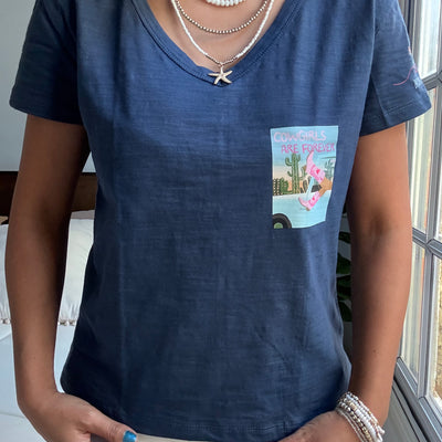 REMERA YACA COWGIRLS AZUL MANGA CORTA DE ALGODÓN Cuello en V (Ed. limitada MANANTIAL)