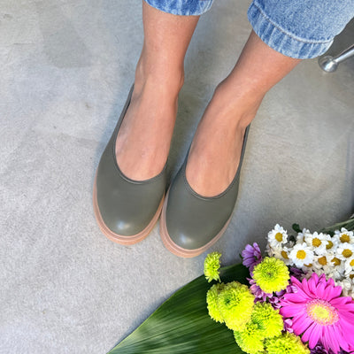 AGNES - ZAPATOS TACO CHINO en VERDE OLIVA PU