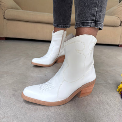 BOTAS TEXANAS BONNIE BLANCO CREMA BORDADA PUNTA FINA CIERRE LATERAL