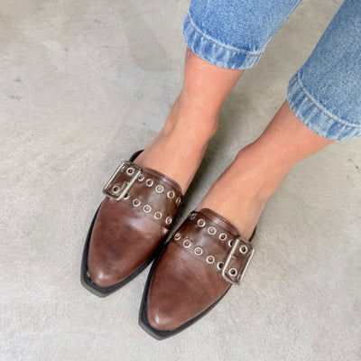 ZUECOS Mod. KAIA SIMIL CUERO Tipo SLIPPERS ROCK con DETALLE en CINTO (Chocolate)