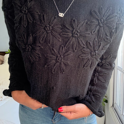 SWEATER TUNA NEGRO TEJIDO EN LANA MOHAIR con FLORES